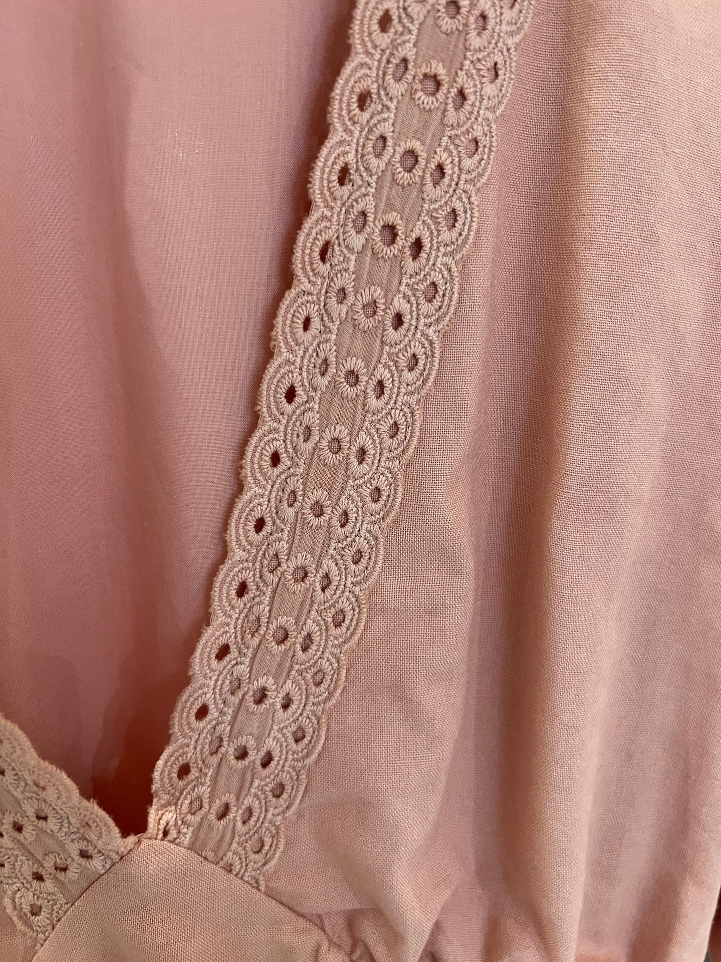 LOD of Love – Love in Blush Midi Jurk met Kantdetails