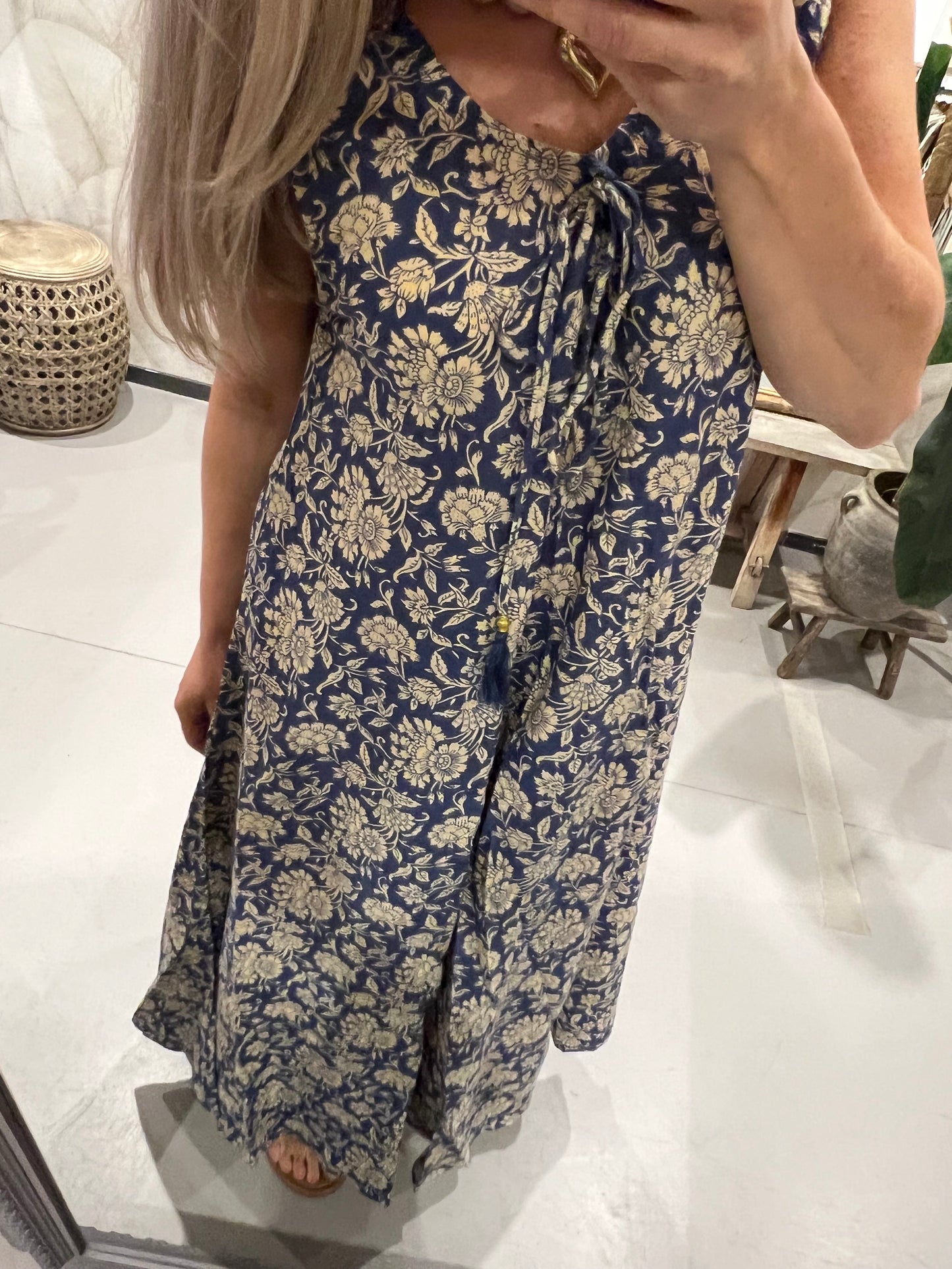 LOD of Love – Ibiza Mouwloze Jurk Nachtblauw met Bloemenprint
