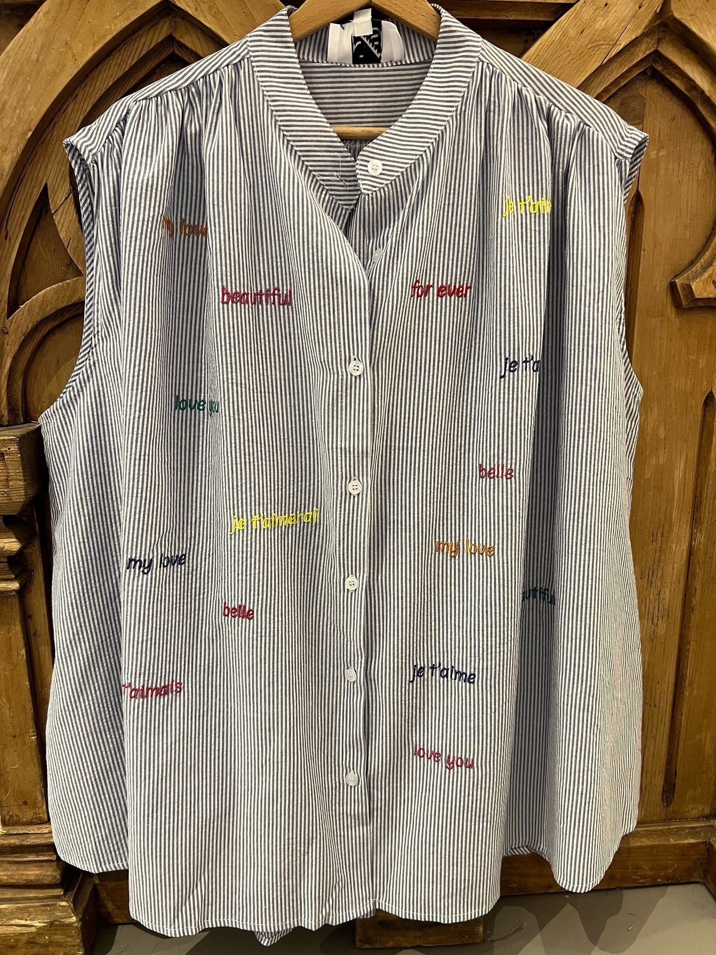 LOD of Love – Gestreepte Blouse met Kleurrijke Borduursels Korte Mouw