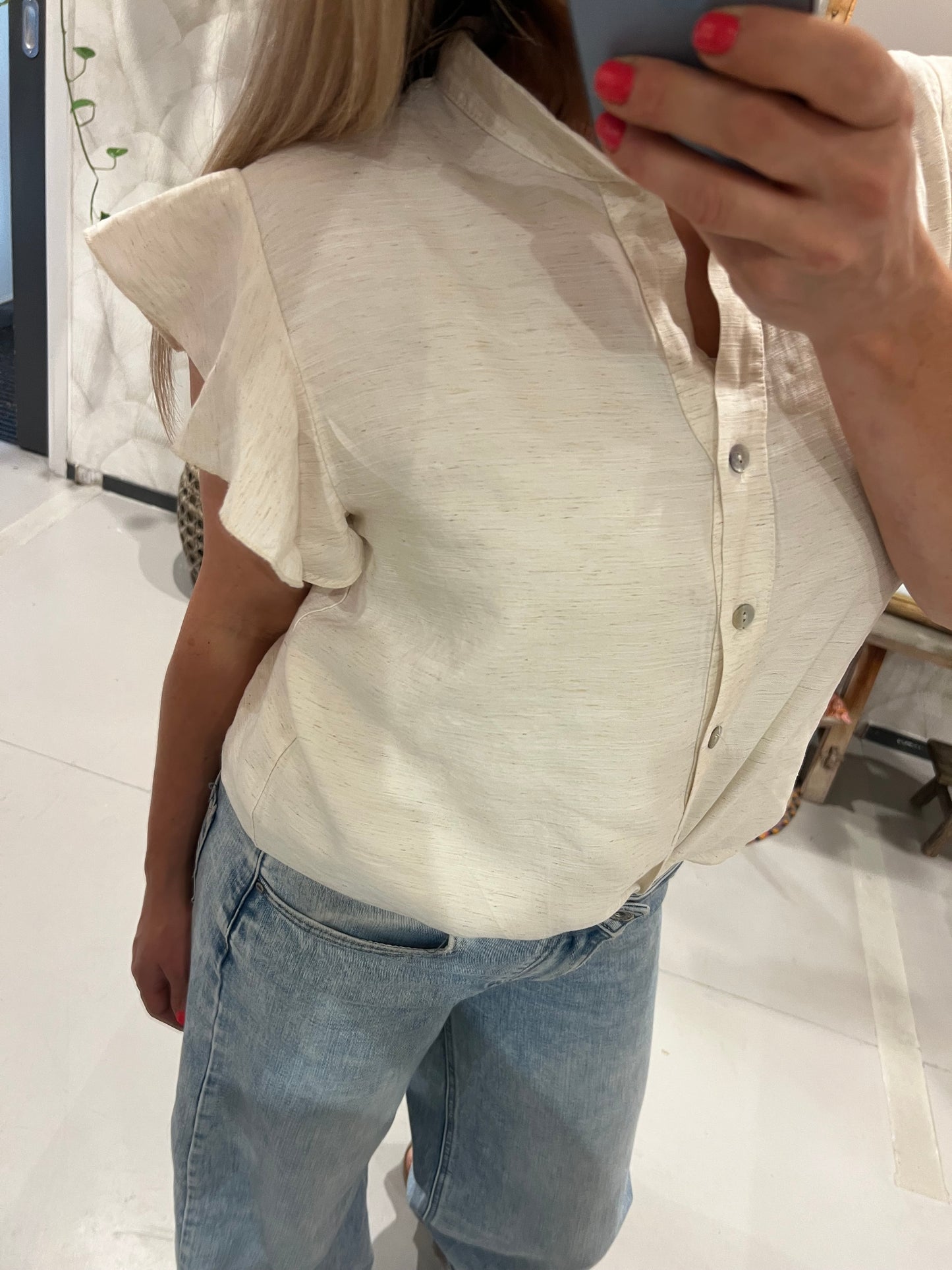LOD of Love – Gebroken Witte Blouse met Ruffle Mouwen en Knoopsluiting