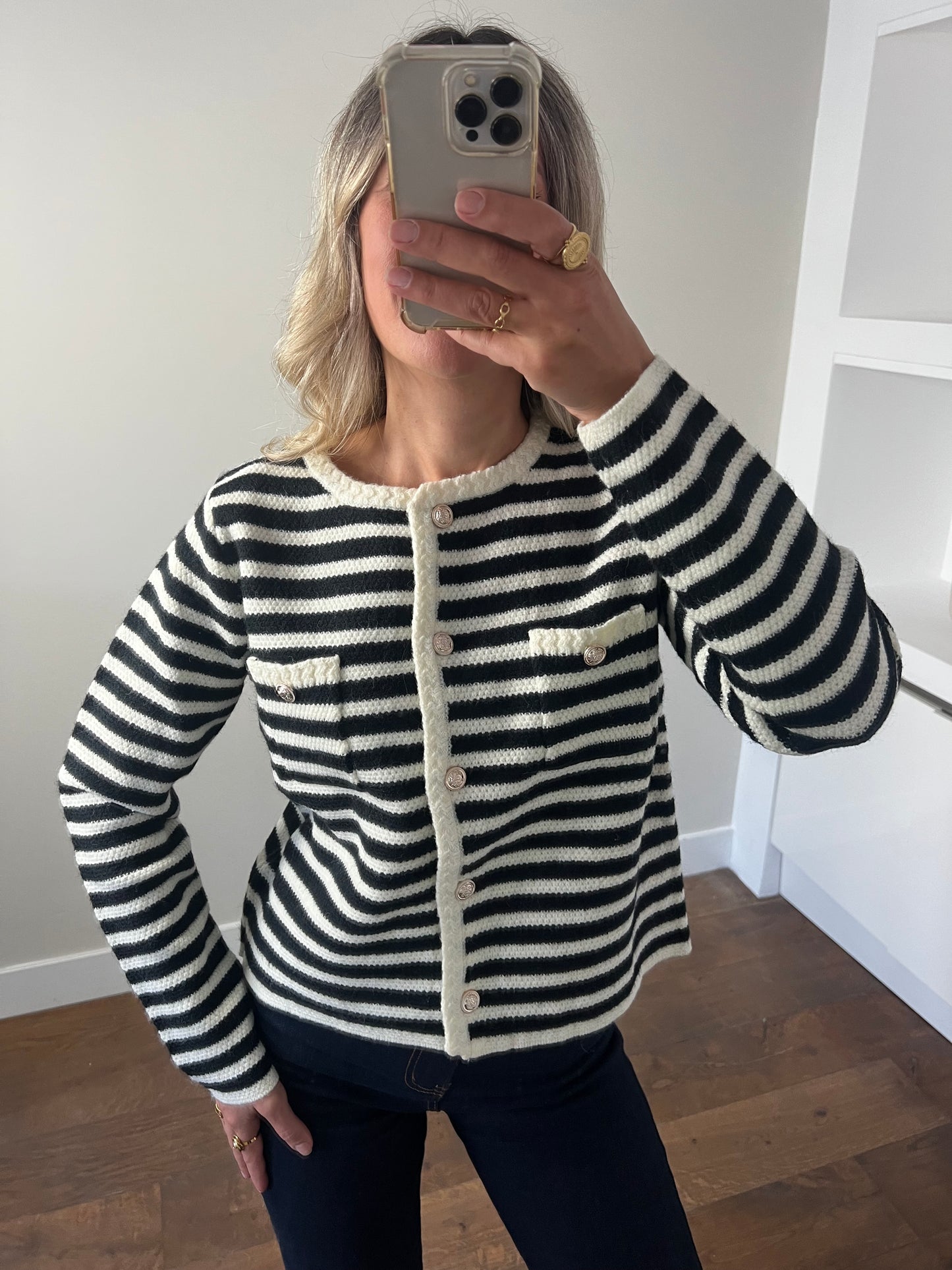 LOD of Love – Gestreept Zwart-Wit Gebreid Vest met Gouden Knopen