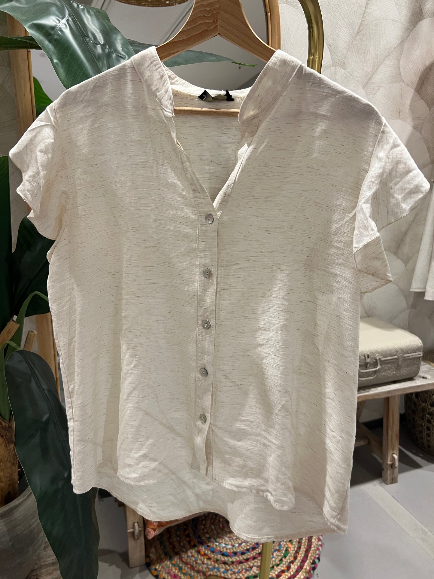 LOD of Love – Gebroken Witte Blouse met Ruffle Mouwen en Knoopsluiting
