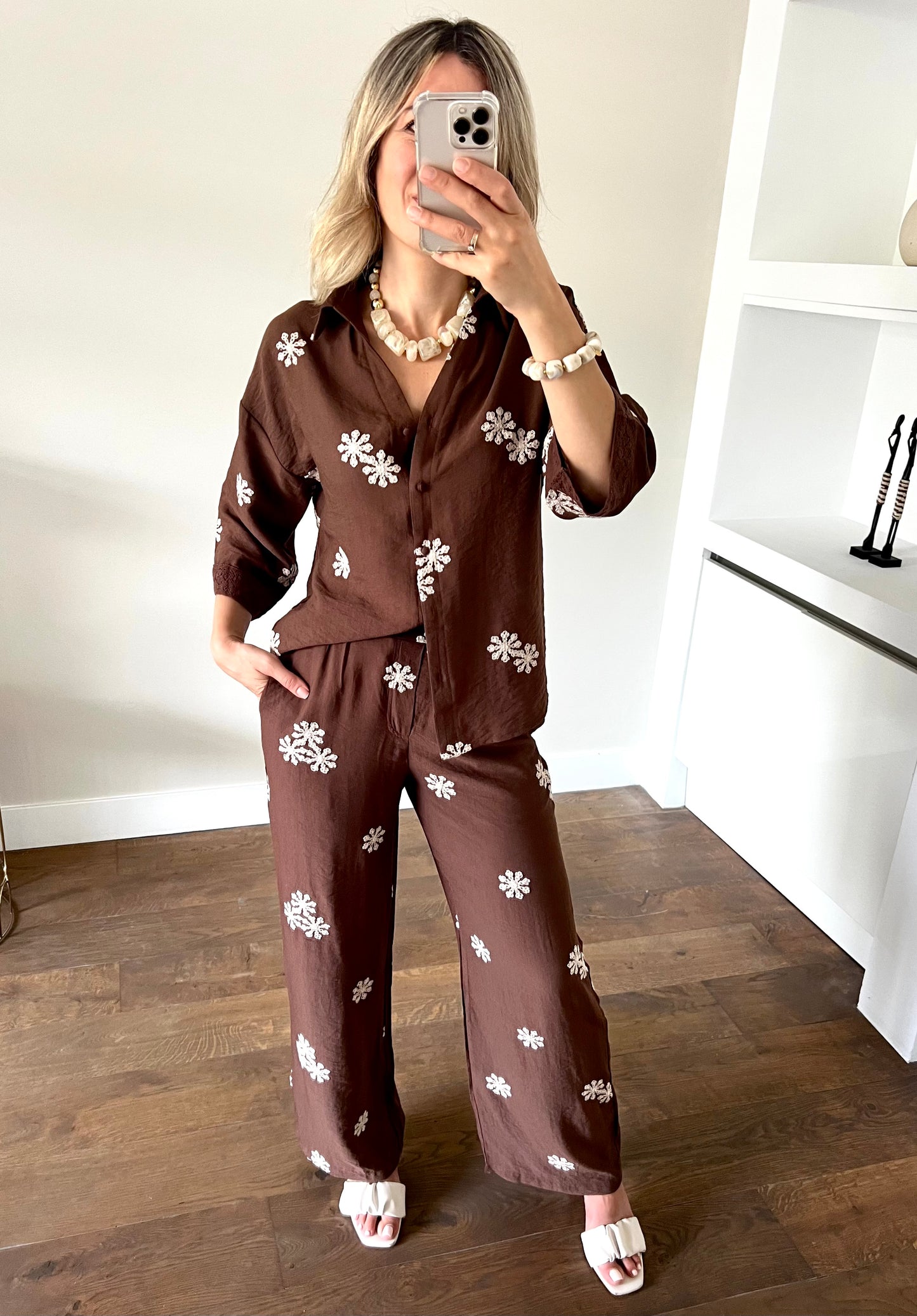 LOD of Love – Floral Geborduurde Broek in Chocoladebruin