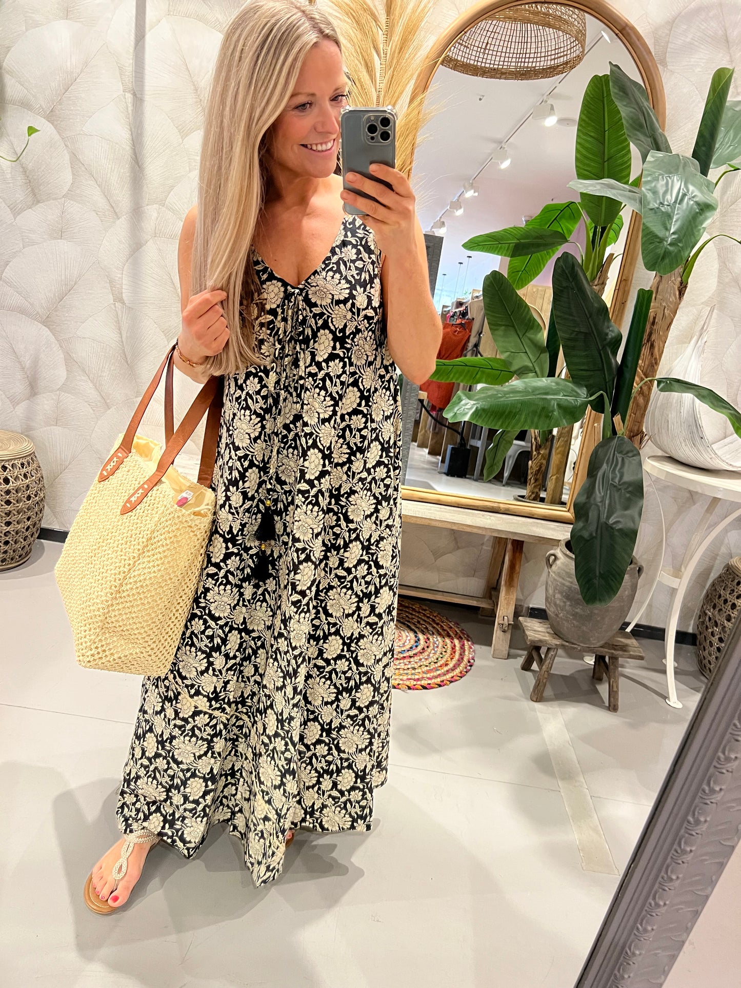LOD of Love – Ibiza Mouwloze Jurk – Zwart met Bloemenprint