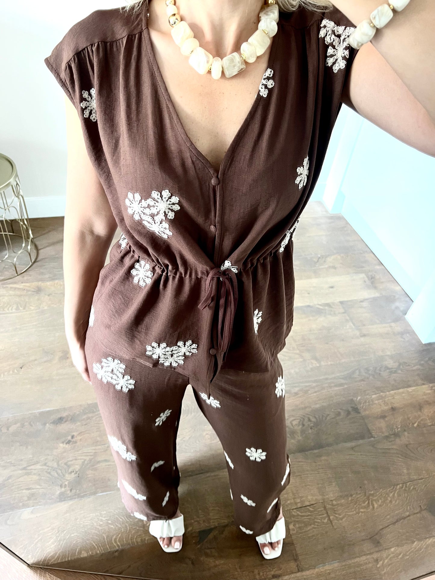 LOD of Love – Floral Geborduurde Broek in Chocoladebruin