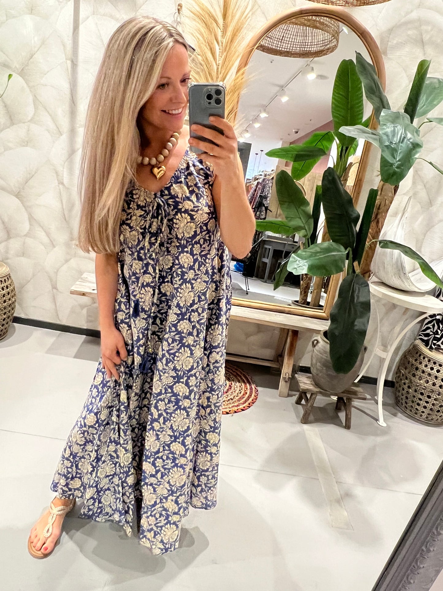 LOD of Love – Ibiza Mouwloze Jurk Nachtblauw met Bloemenprint