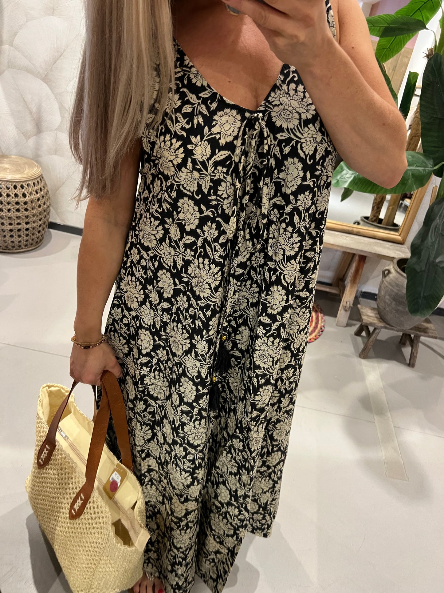 LOD of Love – Ibiza Mouwloze Jurk – Zwart met Bloemenprint
