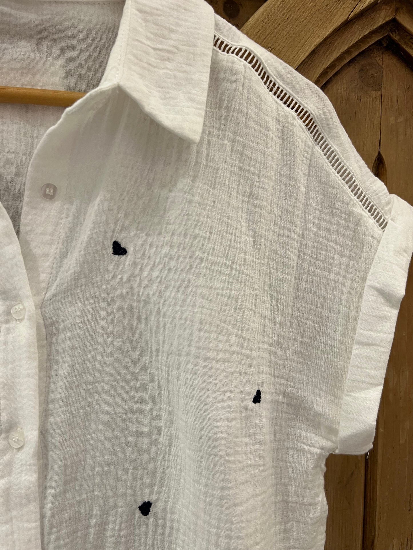 LOD of Love – Witte Blouse met Geborduurde Blauwe Hartjes en Korte Mouw
