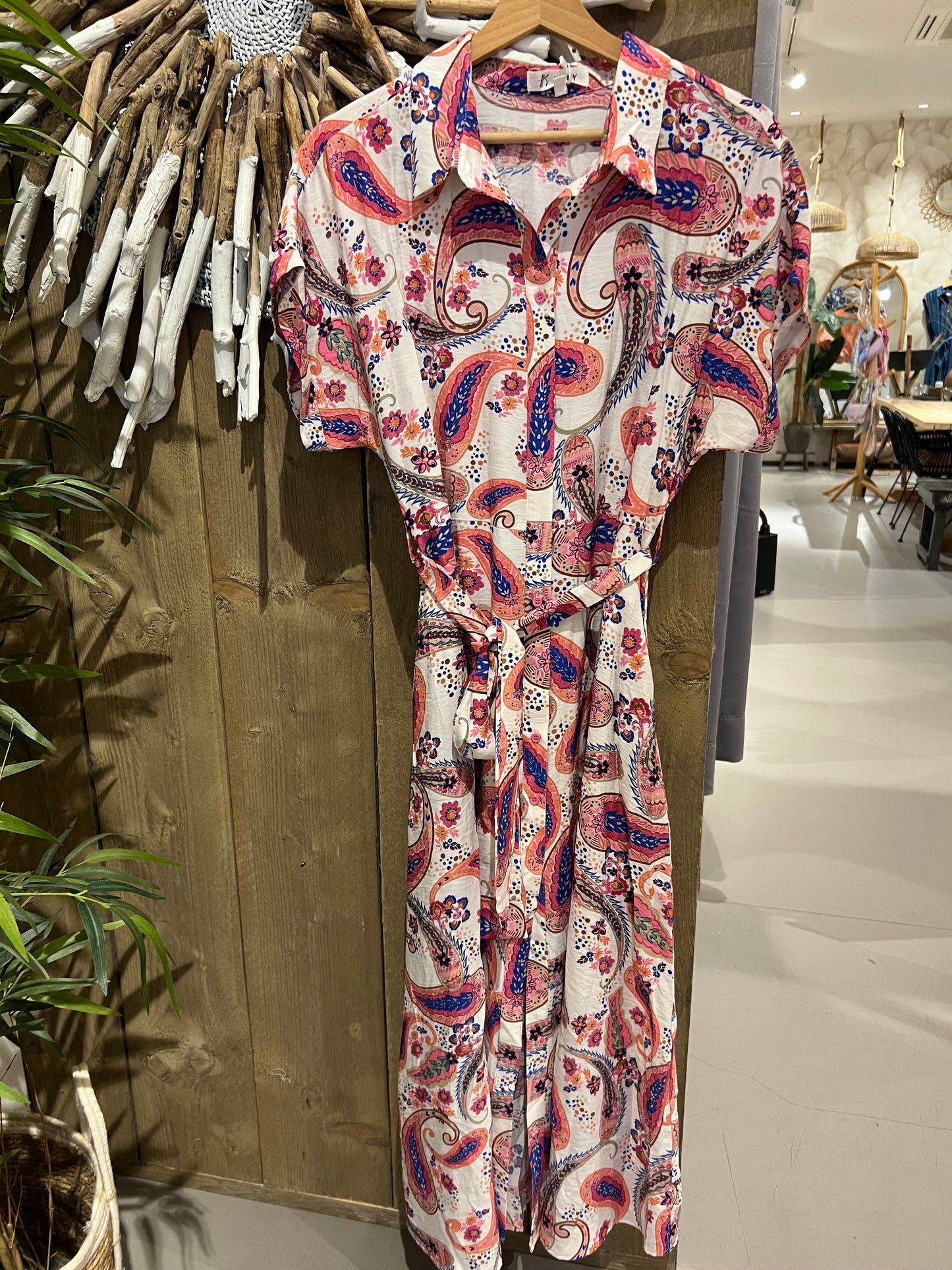 LOD of Love – Gebroken Witte Jurk met Fuchsia Paisleyprint