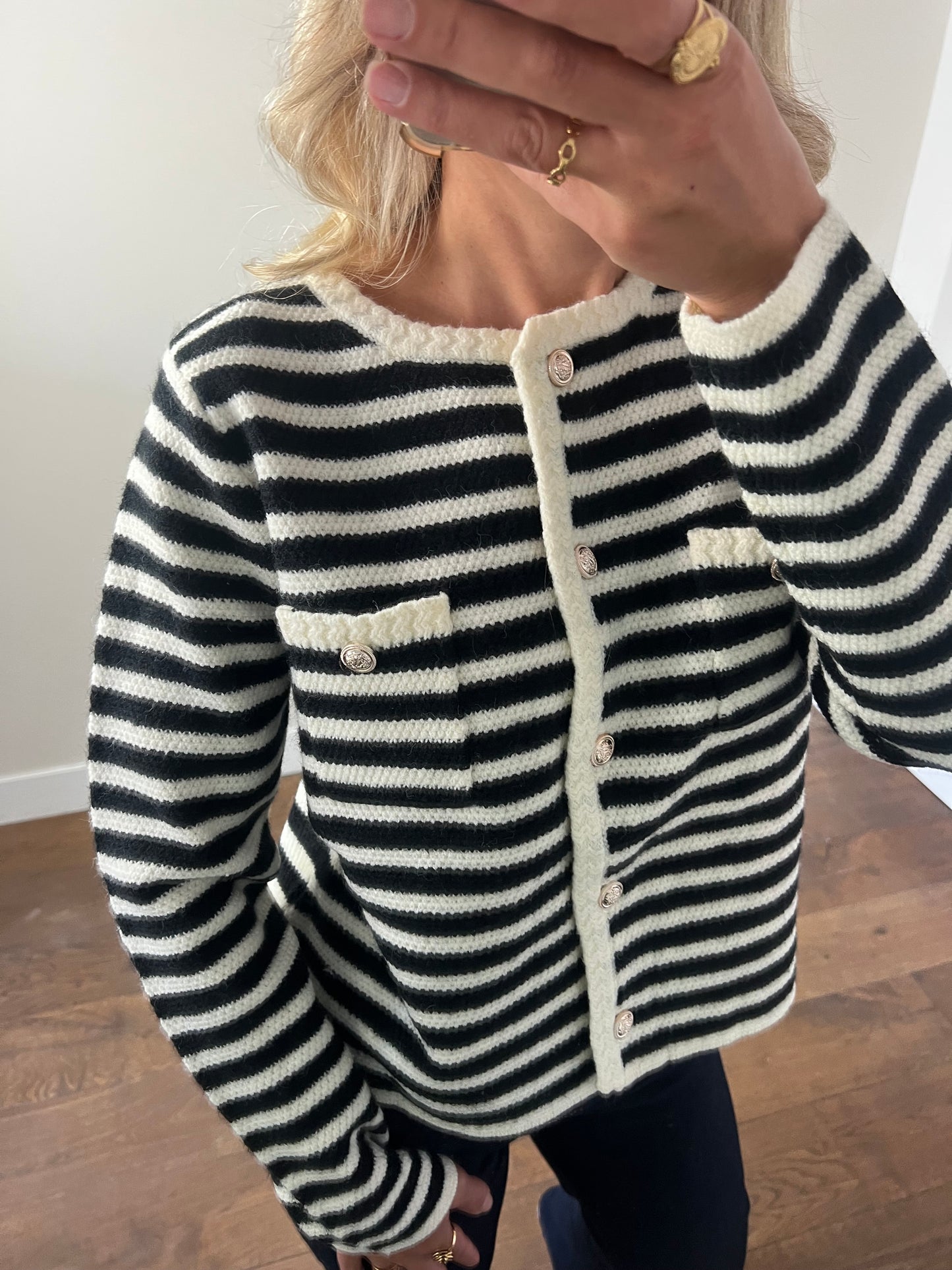 LOD of Love – Gestreept Zwart-Wit Gebreid Vest met Gouden Knopen