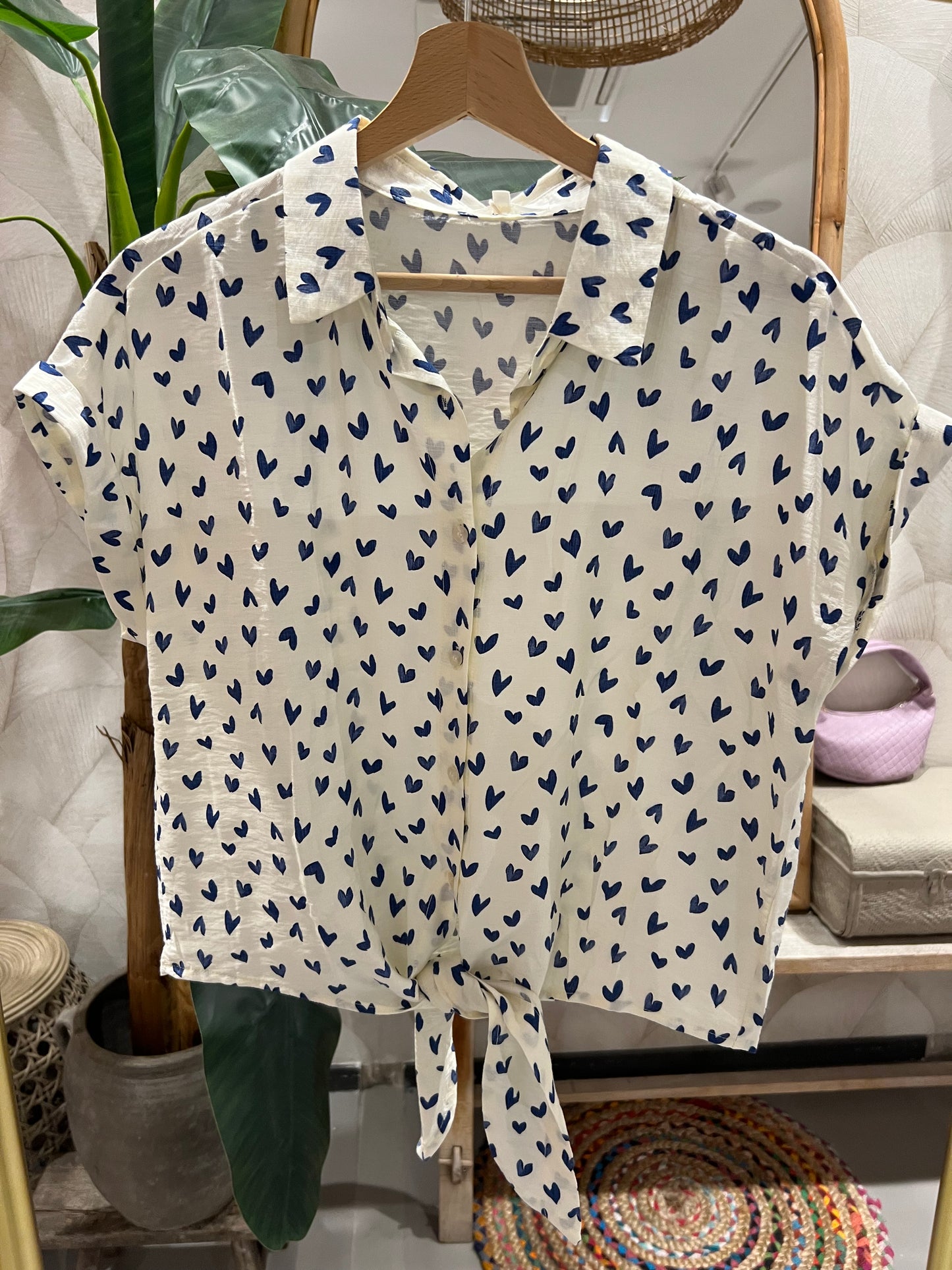 LOD of Love – Gebroken Witte Blouse met Blauwe Hartjes en Knoopdetail