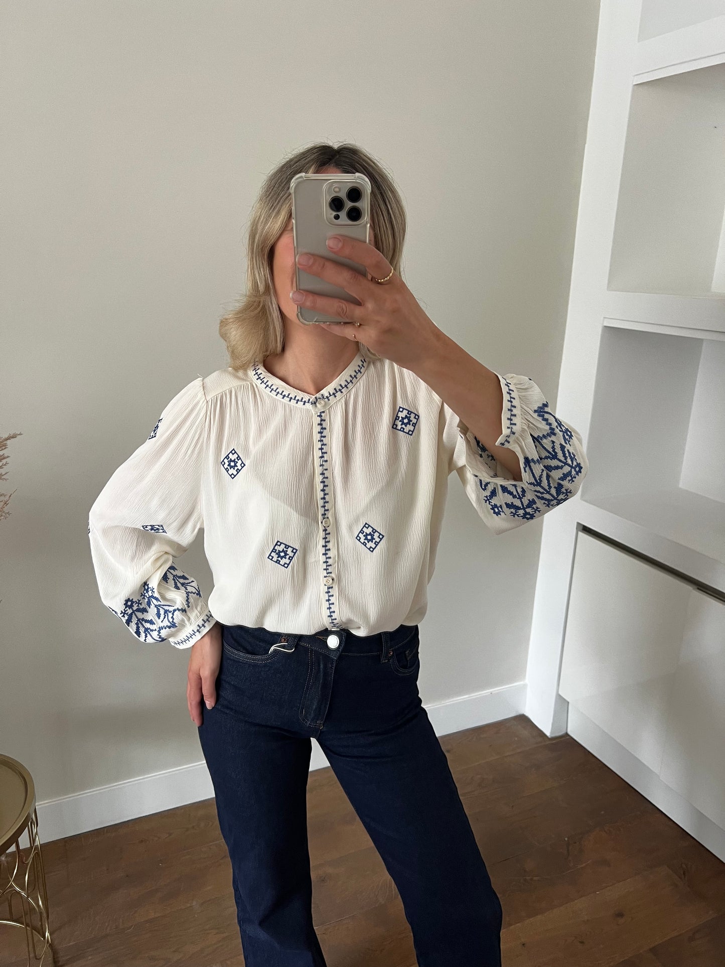 LOD of Love – Witte Blouse met Blauwe Borduursels