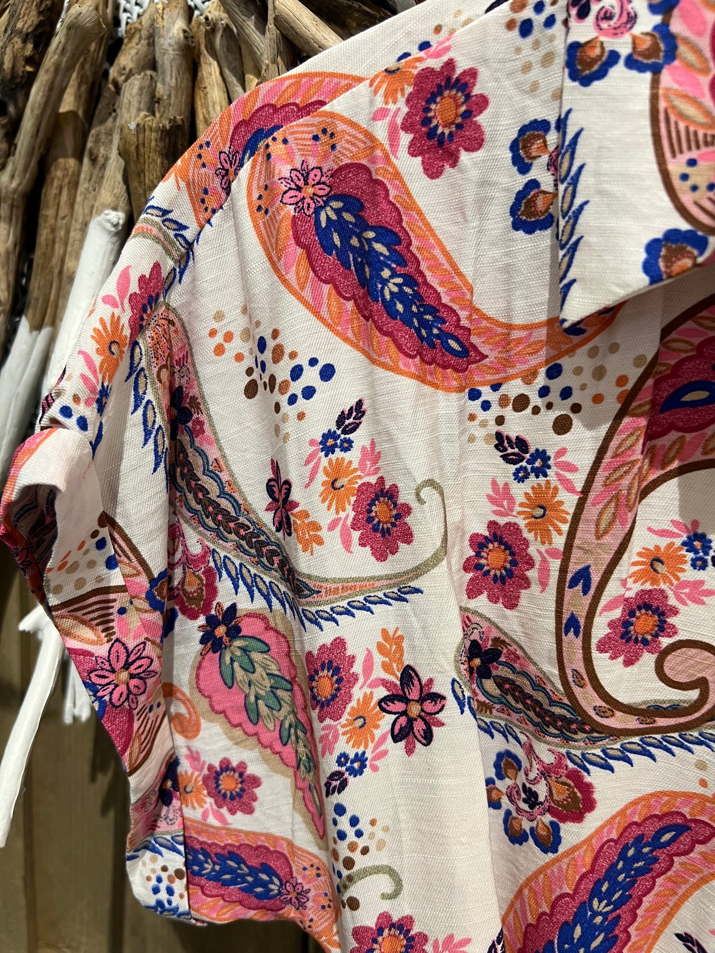 LOD of Love – Gebroken Witte Jurk met Fuchsia Paisleyprint