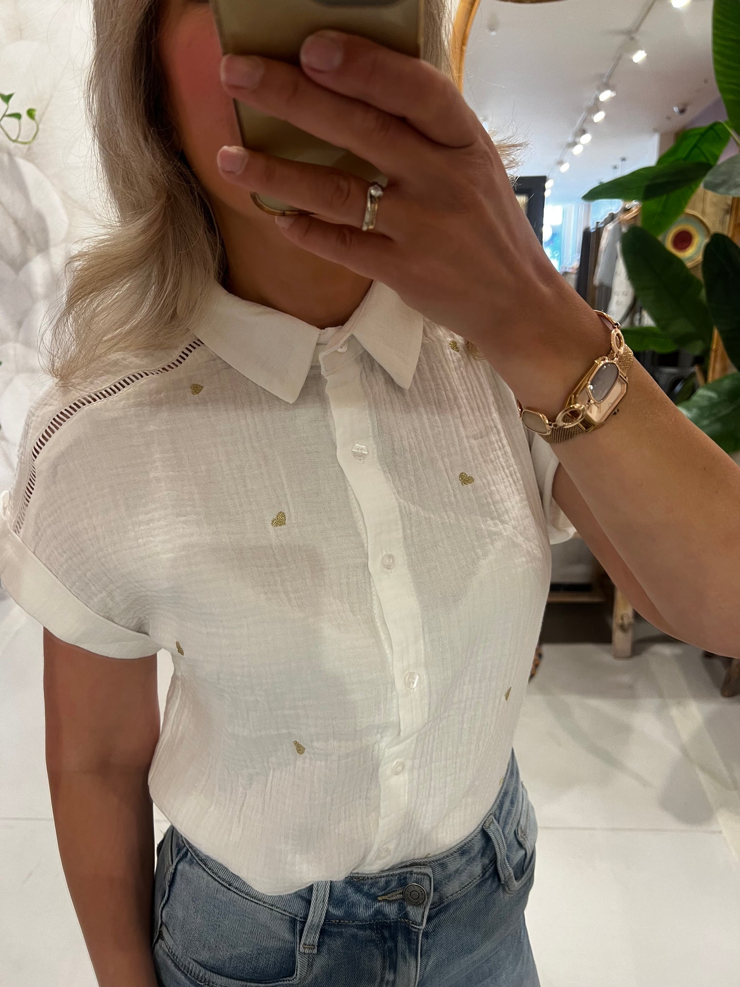 LOD of Love – Witte Blouse met Gouden Geborduurde Hartjes en Korte Mouwen