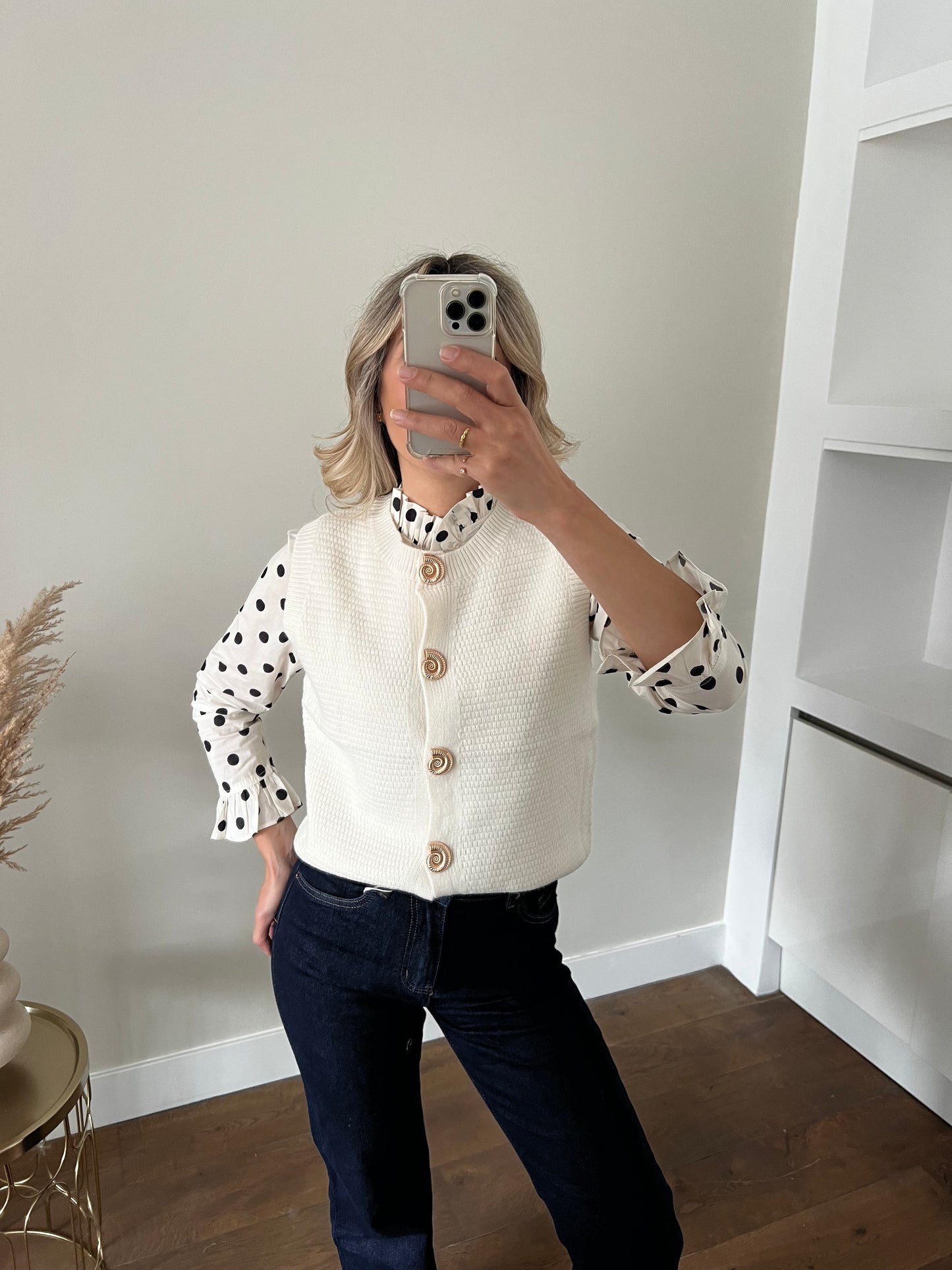 LOD of Love – Offwhite Gebreid Gilet Met Schelpknoop