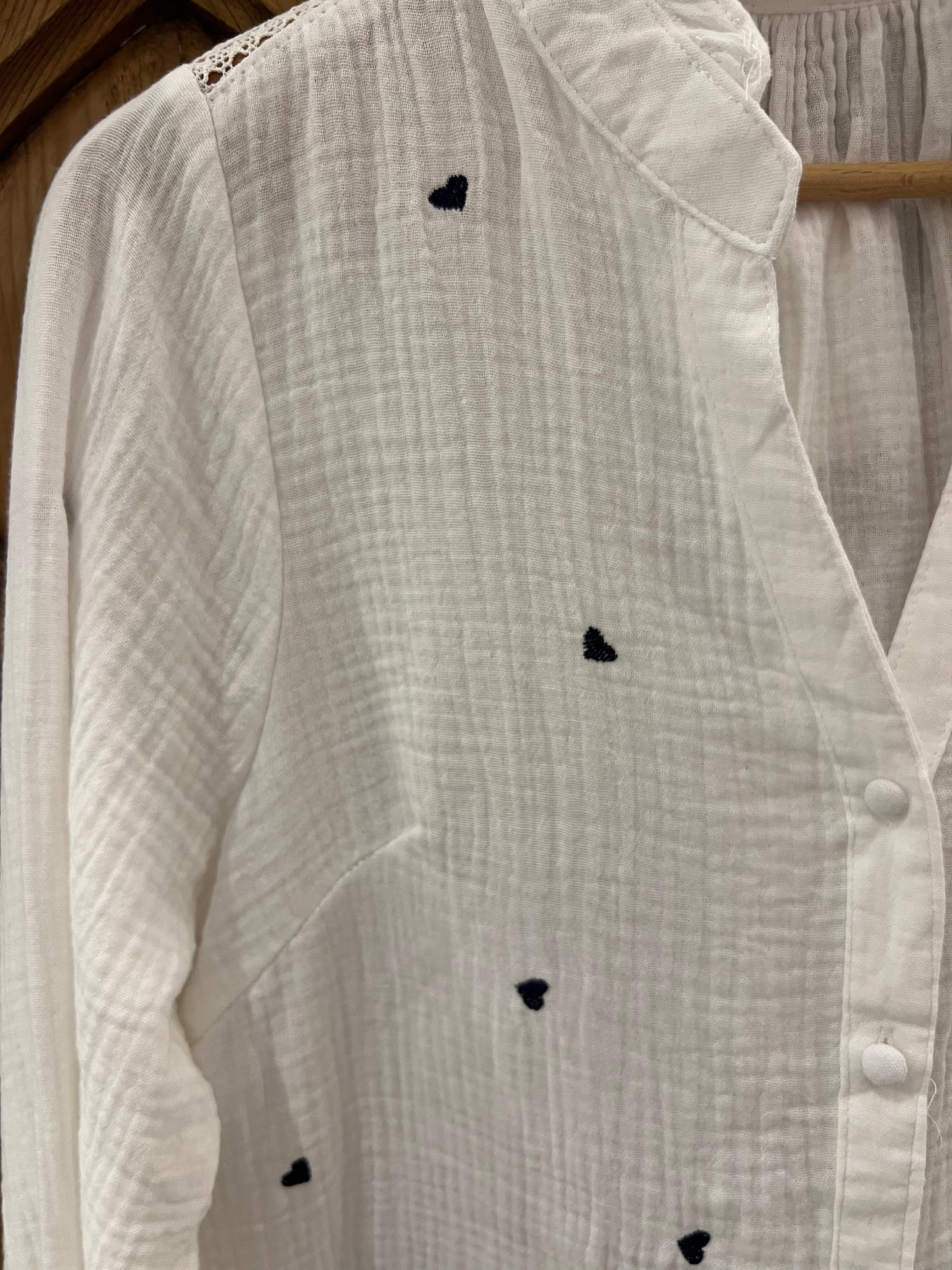 LOD of Love – Witte Blouse met Geborduurde Blauwe Hartjes