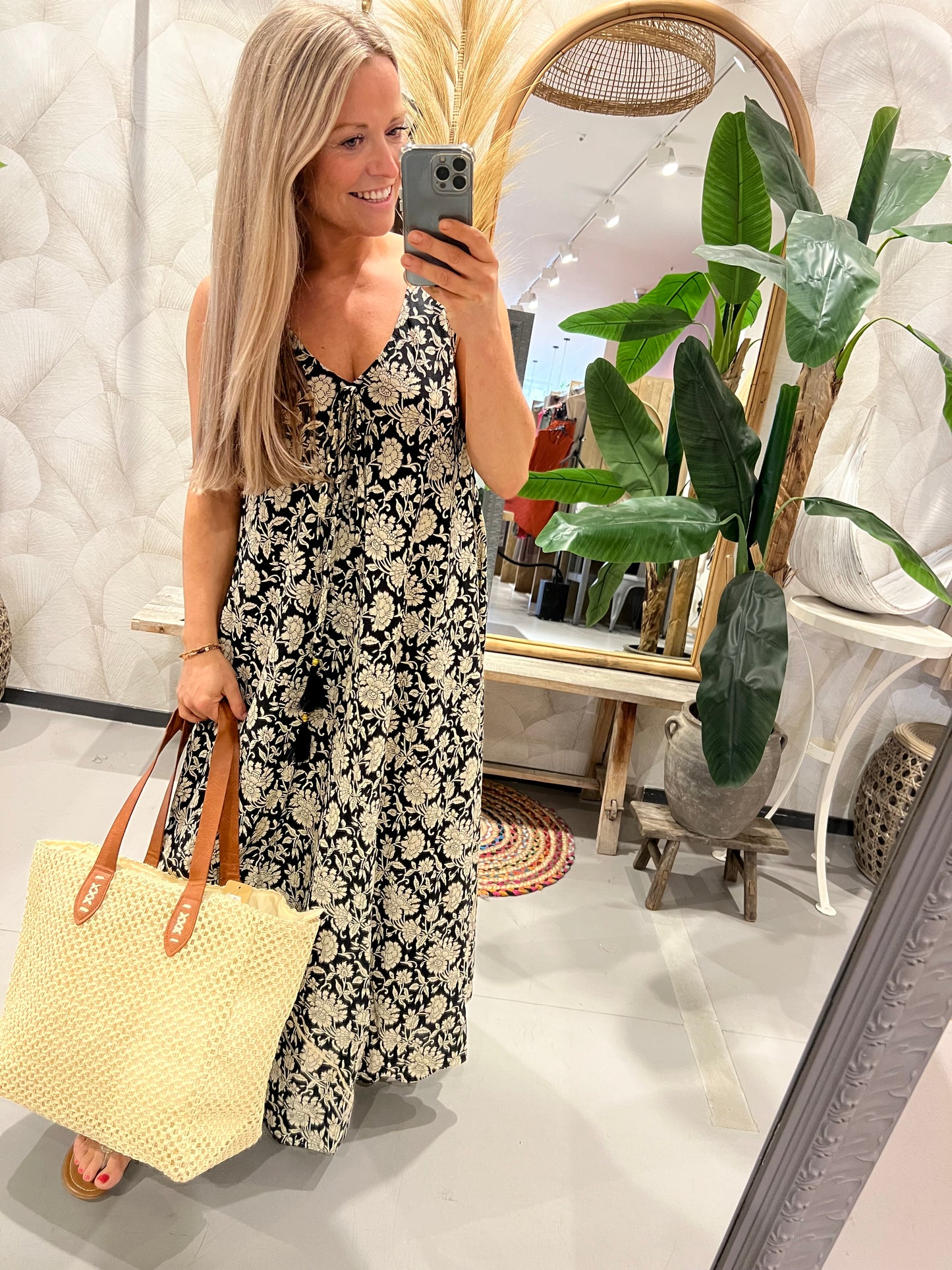LOD of Love – Ibiza Mouwloze Jurk – Zwart met Bloemenprint