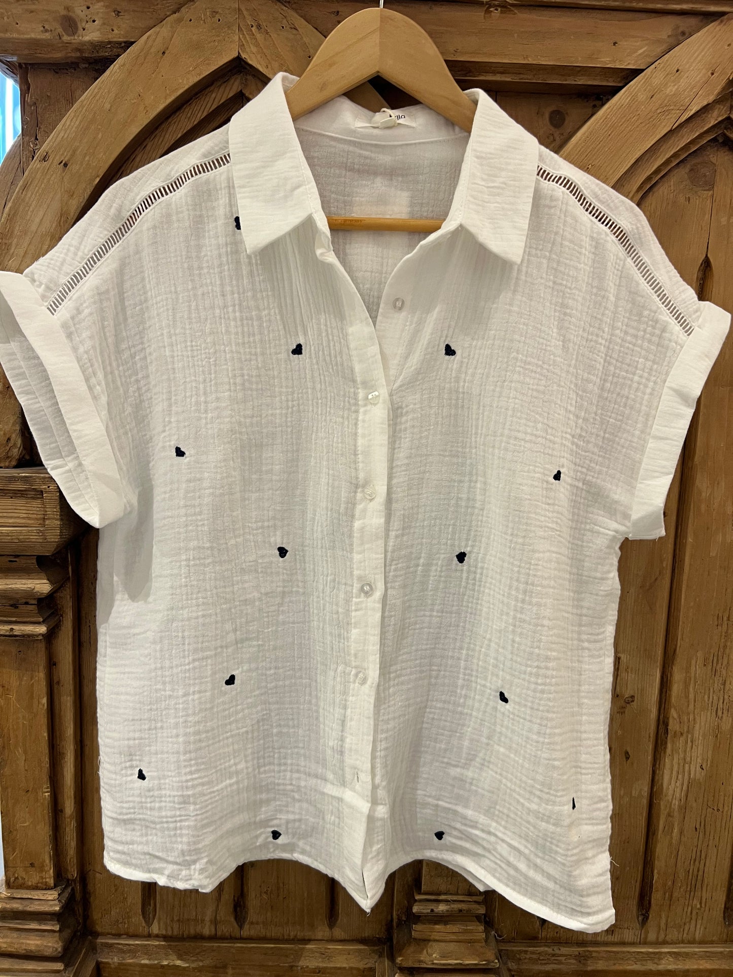 LOD of Love – Witte Blouse met Geborduurde Blauwe Hartjes en Korte Mouw