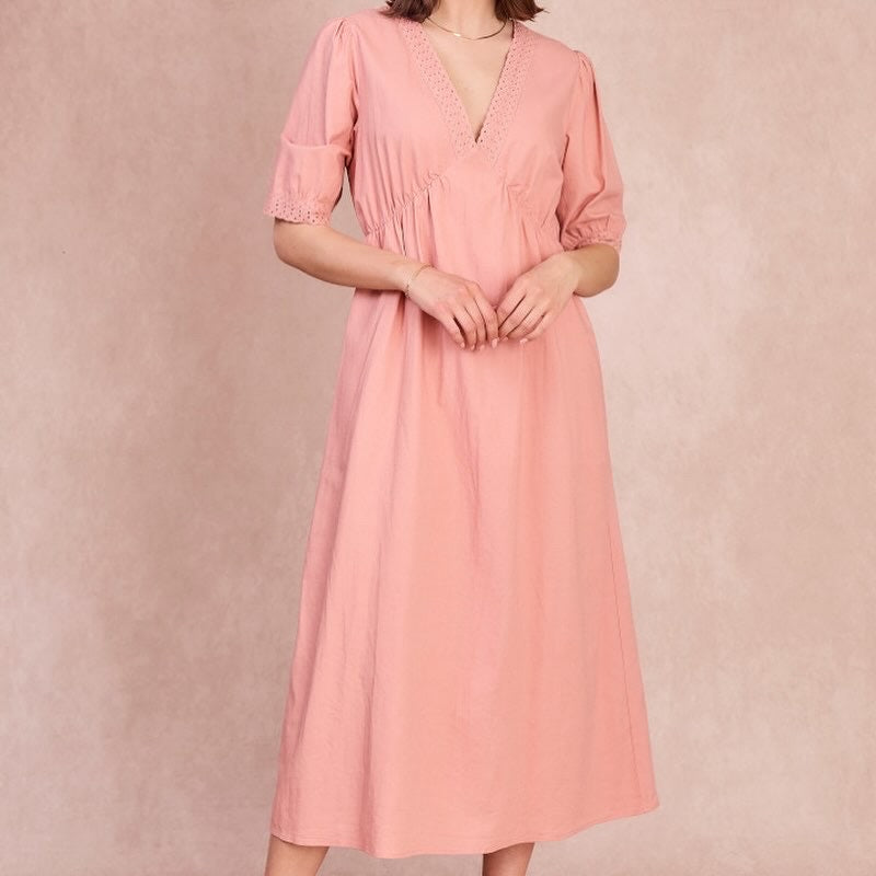 LOD of Love – Love in Blush Midi Jurk met Kantdetails