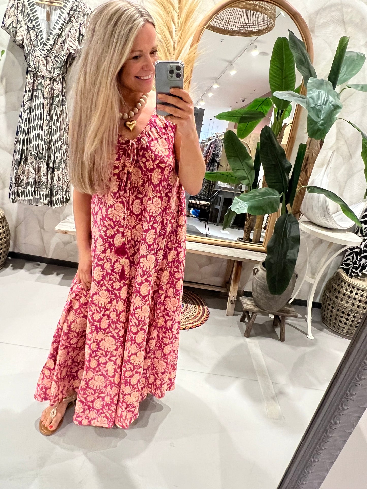 LOD of Love – Ibiza Mouwloze Jurk Framboosrood met Bloemenprint