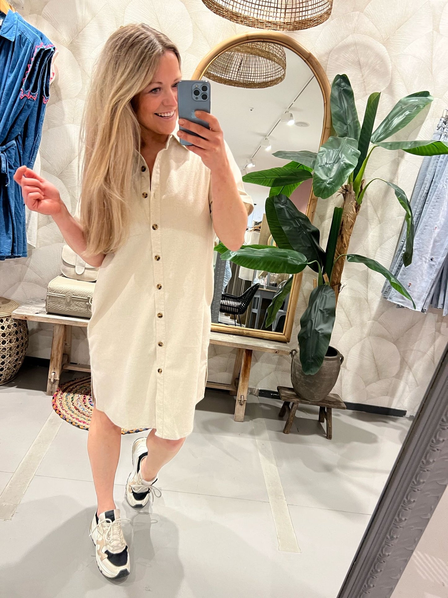 LOD of Love – Beige Korte Jurk Met Knoopsluiting En Borstzak