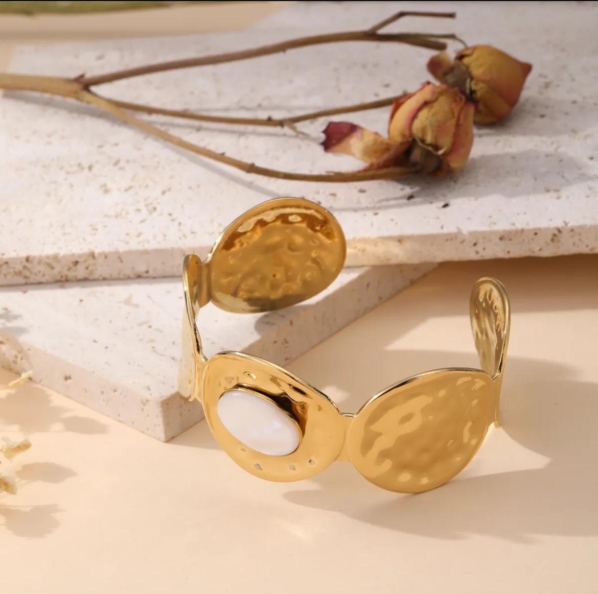 LOD of Love – Bold Glow Cuff Gouden Manchetarmband met Parelsteen