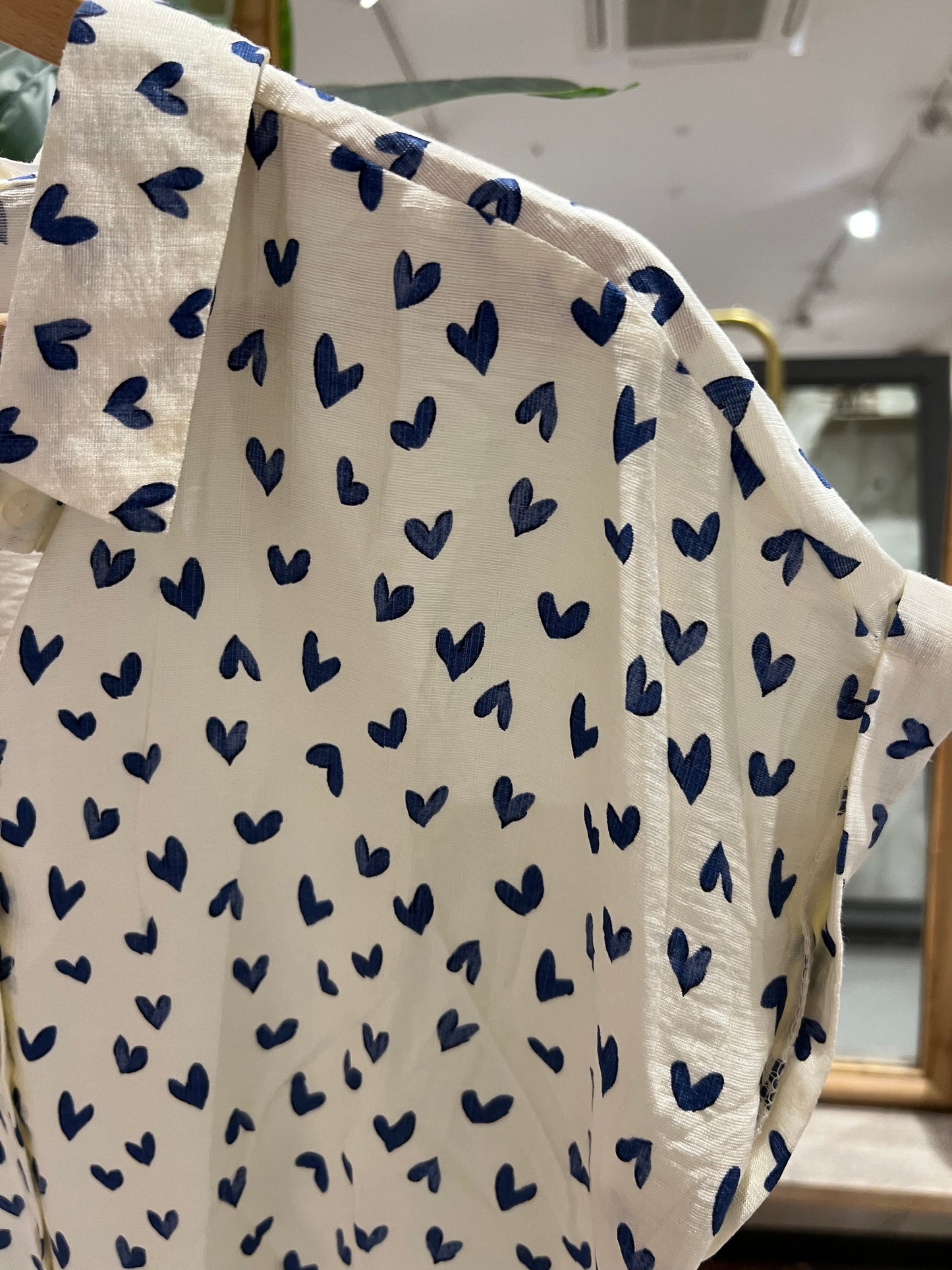 LOD of Love – Gebroken Witte Blouse met Blauwe Hartjes en Knoopdetail