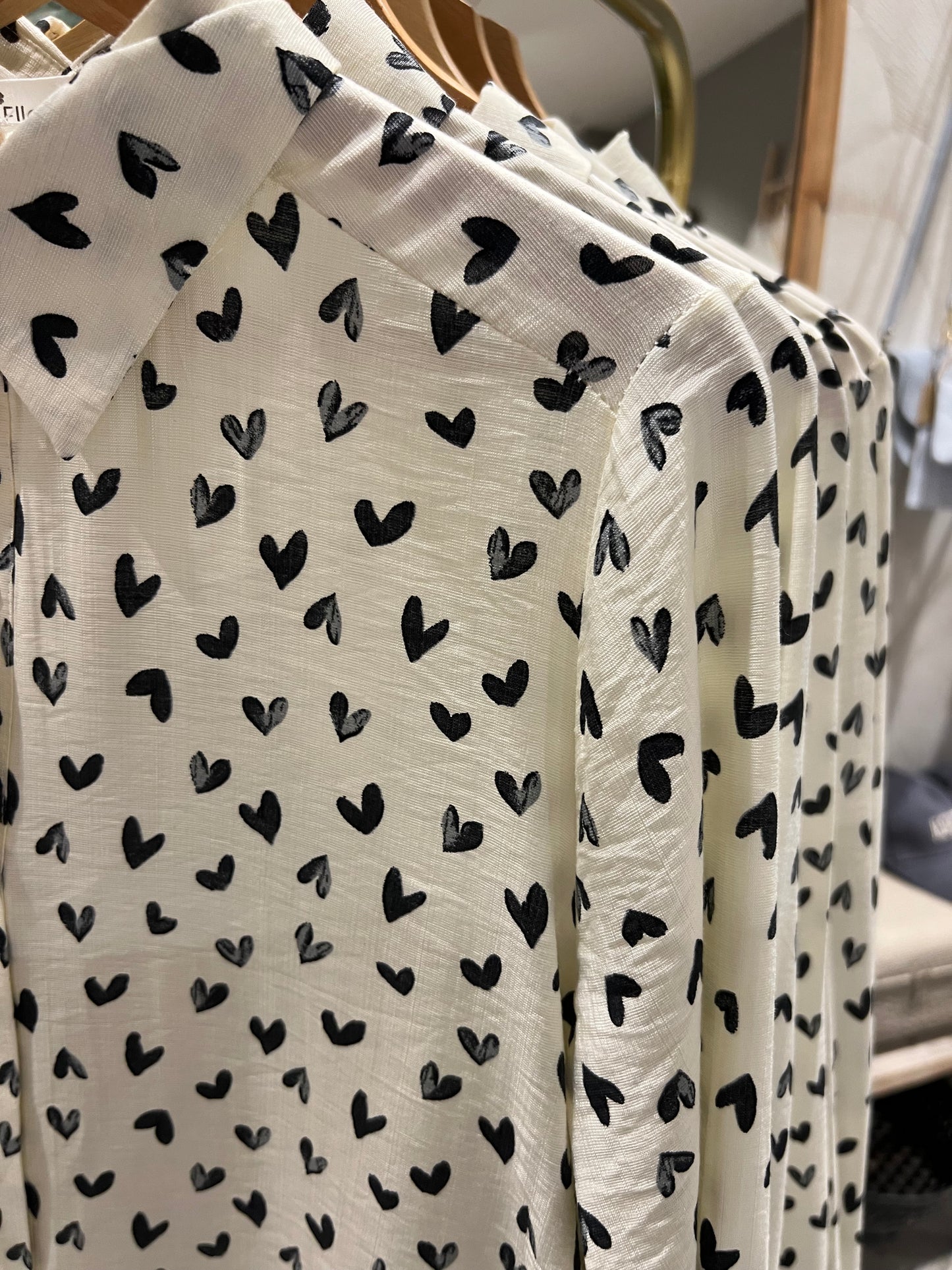 LOD of LOVE – Off White Blouse met Zwarte Hartjes