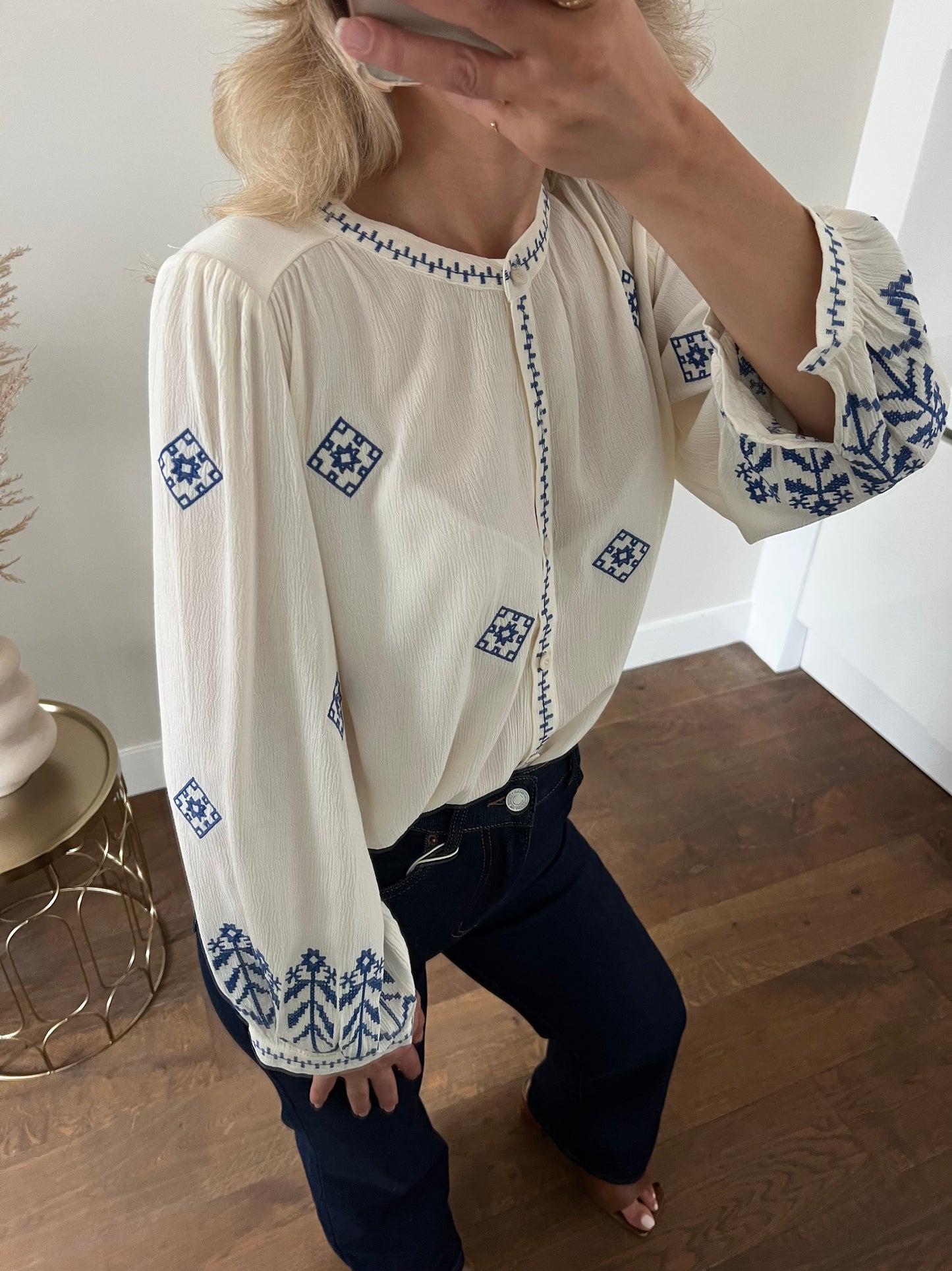 LOD of Love – Witte Blouse met Blauwe Borduursels