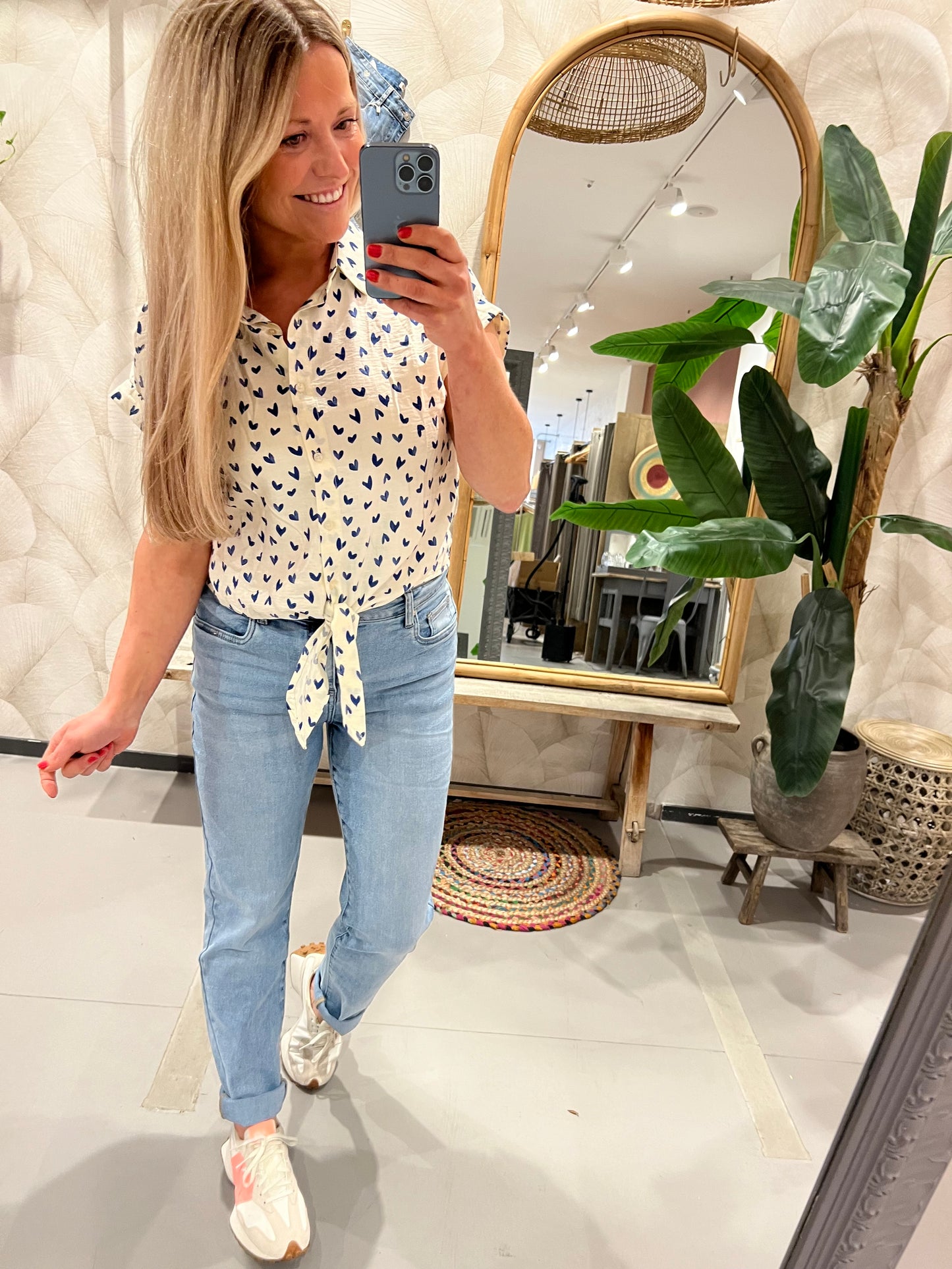 LOD of Love – Gebroken Witte Blouse met Blauwe Hartjes en Knoopdetail