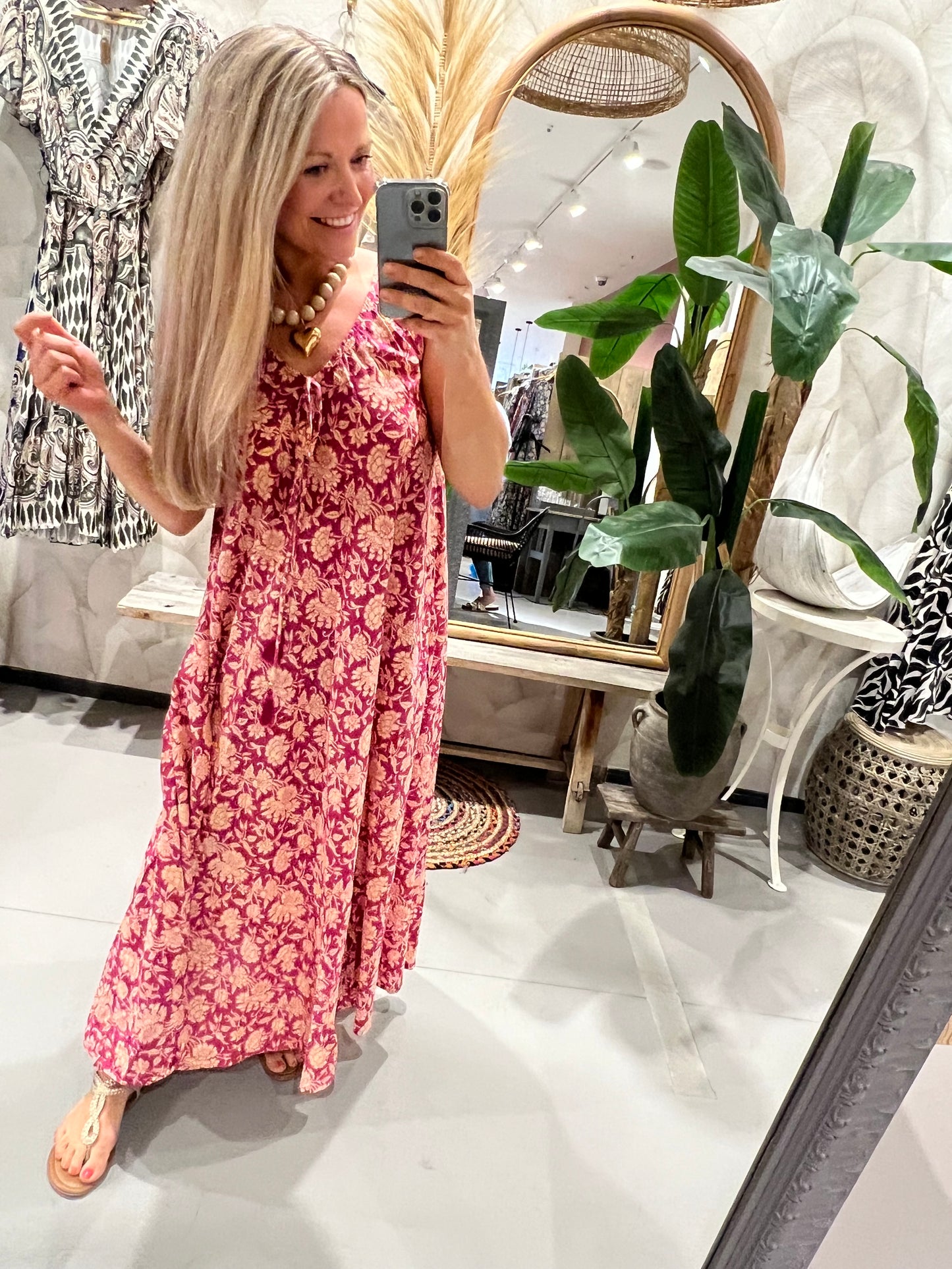 LOD of Love – Ibiza Mouwloze Jurk Framboosrood met Bloemenprint
