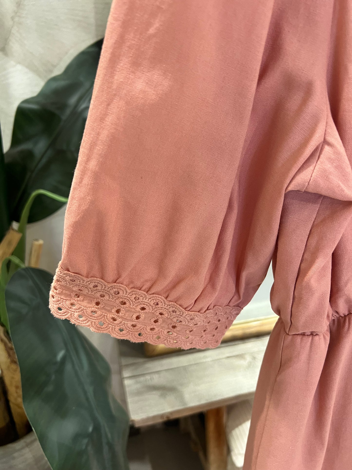 LOD of Love – Love in Blush Midi Jurk met Kantdetails