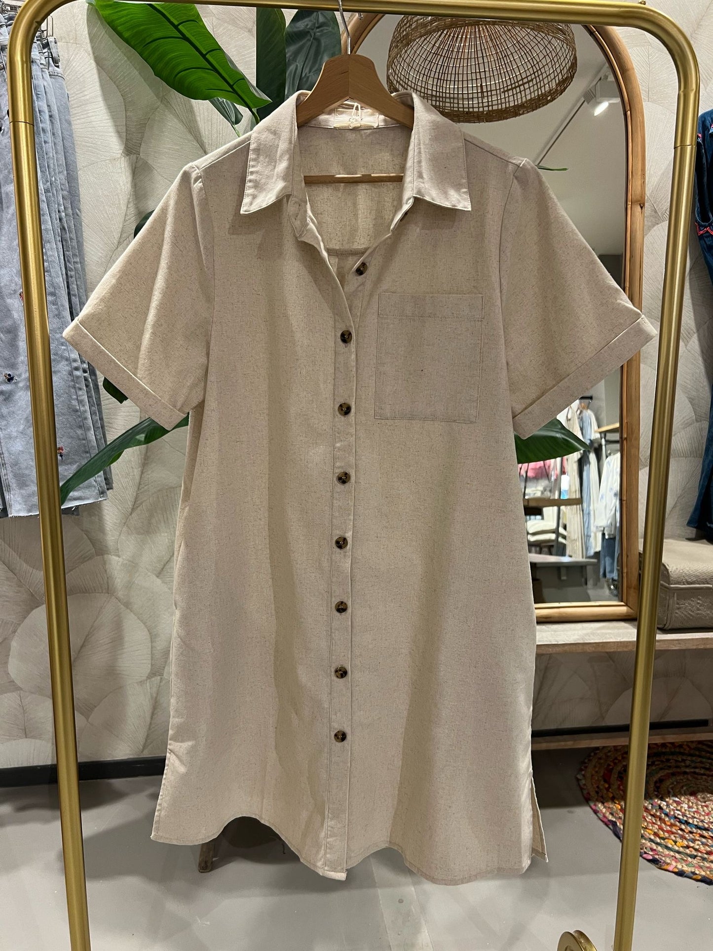 LOD of Love – Beige Korte Jurk Met Knoopsluiting En Borstzak