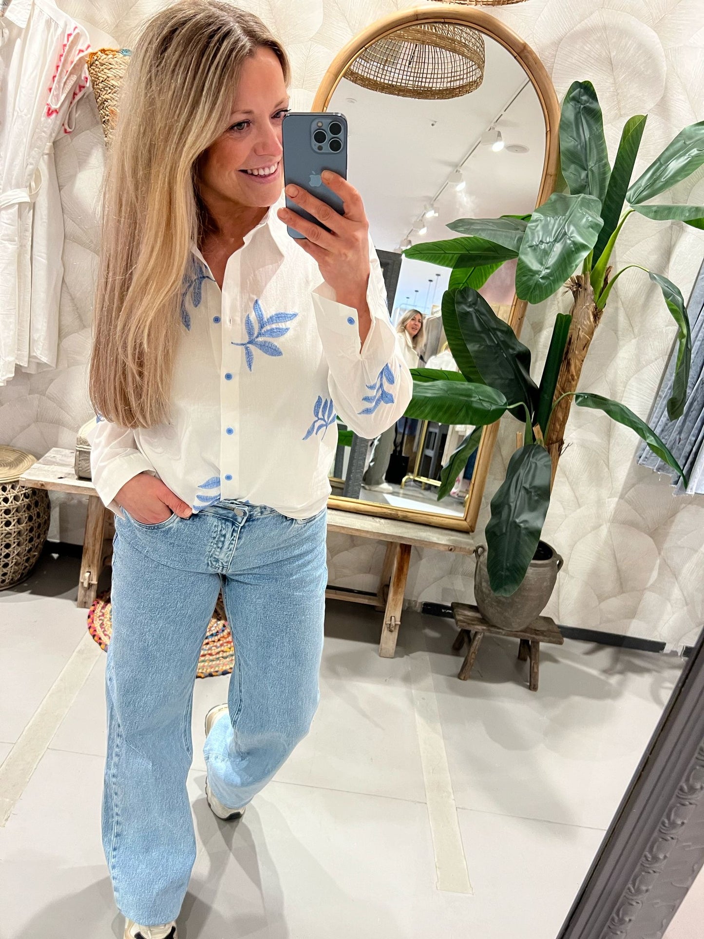 LOD of Love – Witte Blouse met Geborduurde Licht Blauwe Bladeren