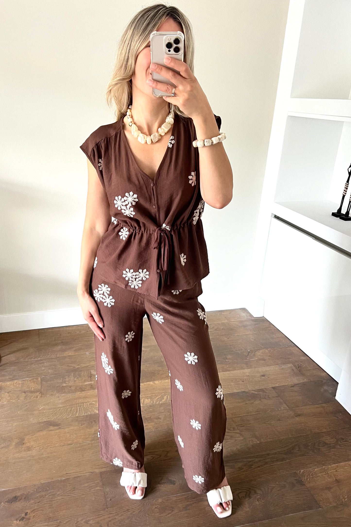 LOD of Love – Floral Mouwloze Top met Borduursel Chocoladebruin