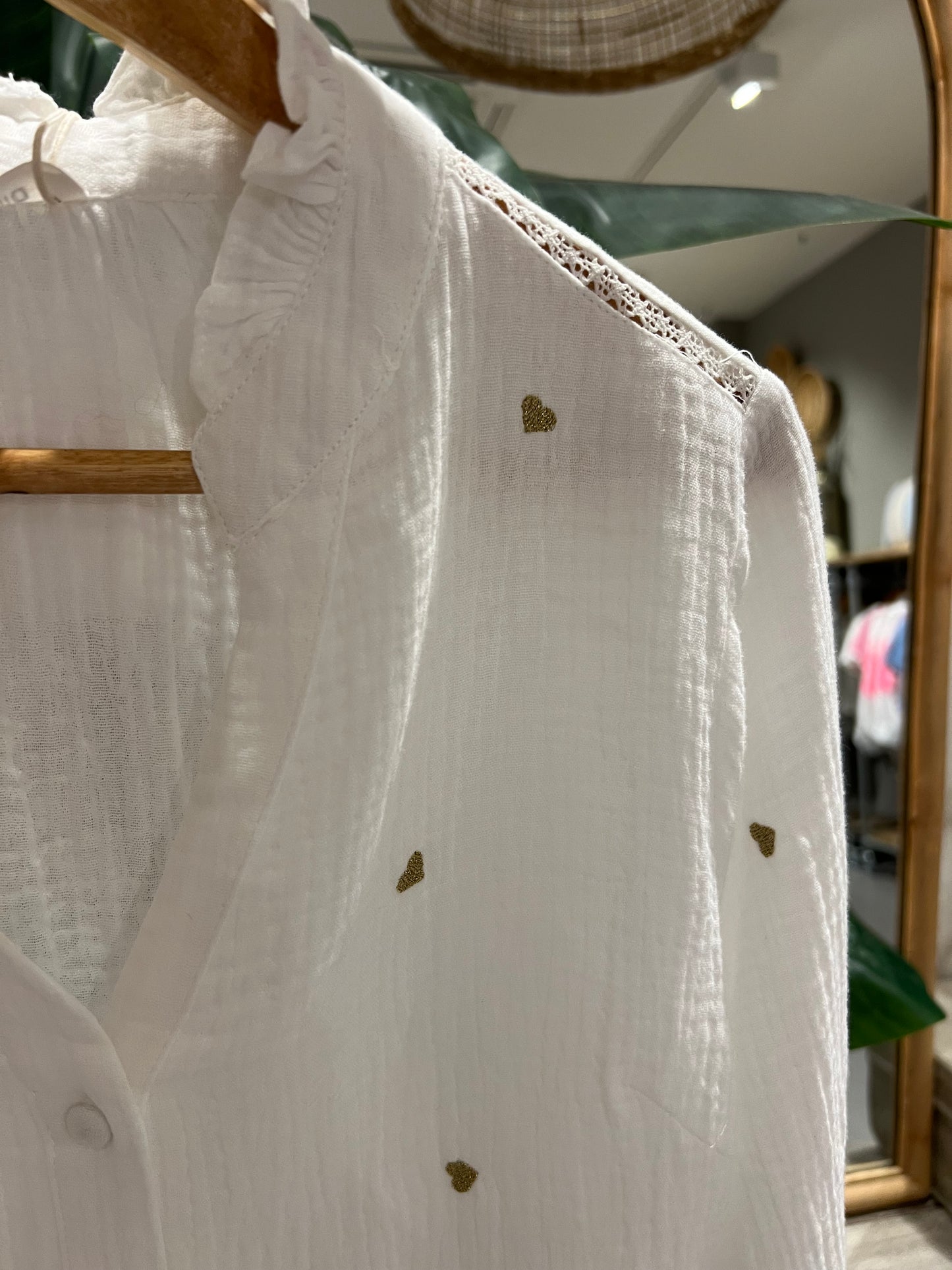 LOD of Love – Witte Blouse met Geborduurde Gouden Hartjes