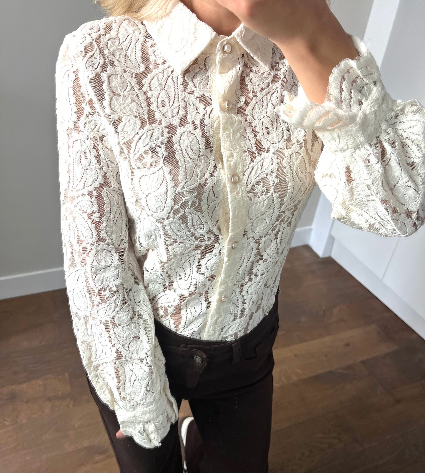 LOD of Love – Kanten Blouse met Parelknopen Ecru