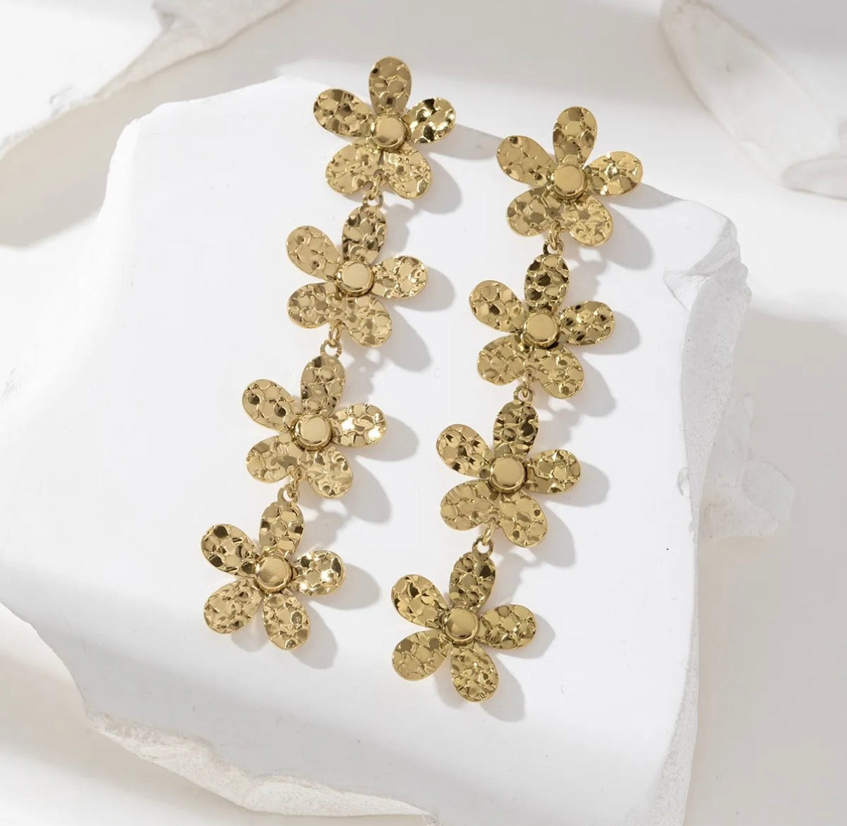 LOD of Love – Lange Bloem Oorbellen Goud