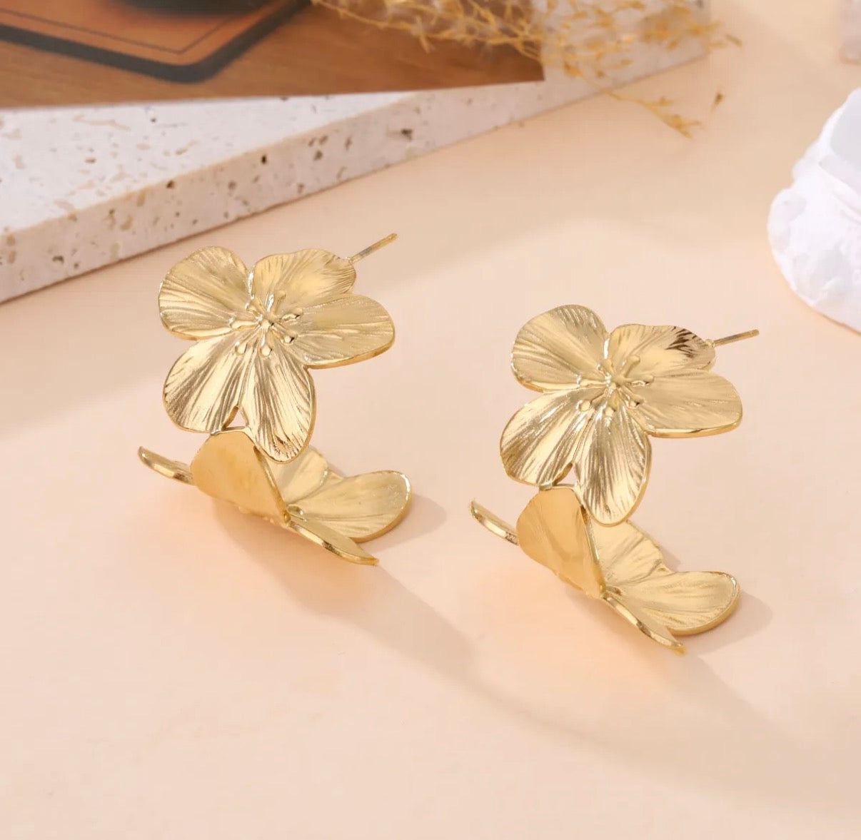 LOD Of Love – Goldene Ohrringe mit Blumenmotiv