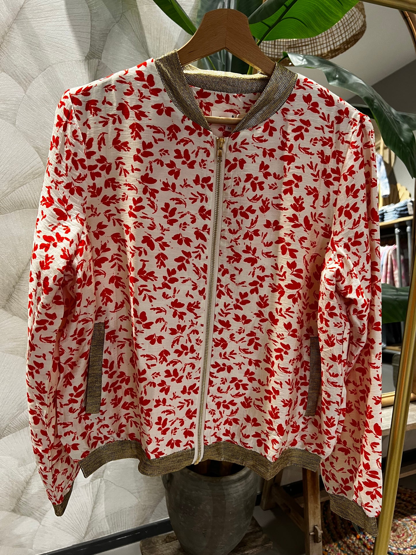LOD of Love – Gebroken Wit Bomberjack met Rode Botanische Print