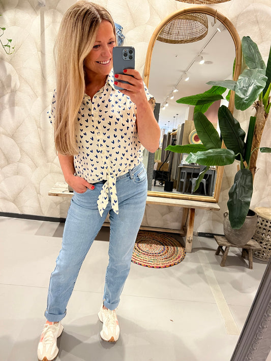 LOD of Love – Gebroken Witte Blouse met Blauwe Hartjes en Knoopdetail