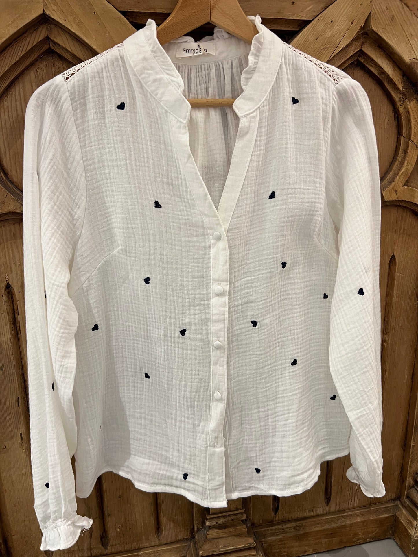 LOD of Love – Witte Blouse met Geborduurde Blauwe Hartjes