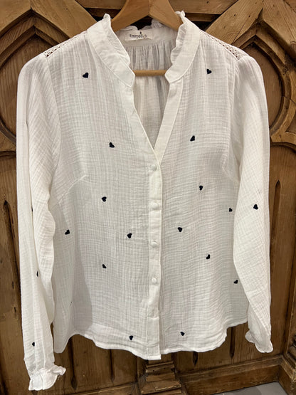 LOD of Love – Witte Blouse met Geborduurde Blauwe Hartjes