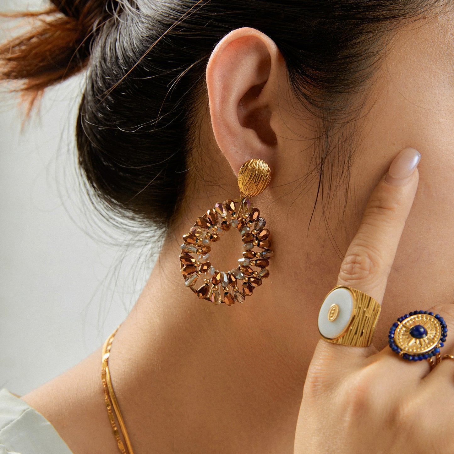 LOD of Love – Goudkleurige Statement Oorbellen met Taupekleurige Kralen