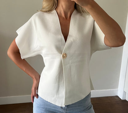 LOD of Love – Gebroken Witte Top met Gouden Knoop