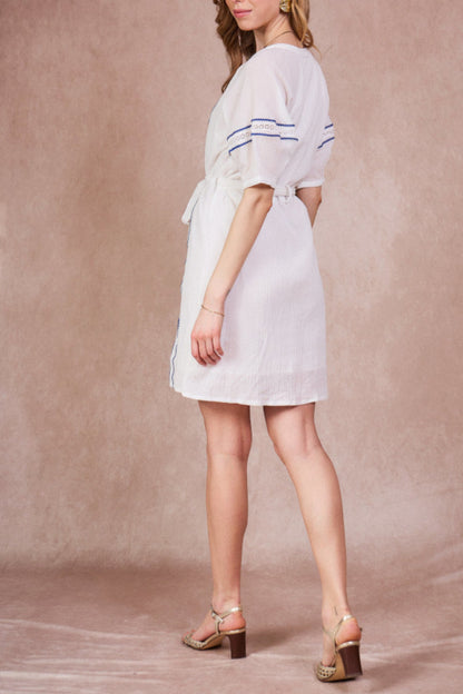 LOD of Love – Witte Korte Jurk Met Blauwe Details En Strikceintuur