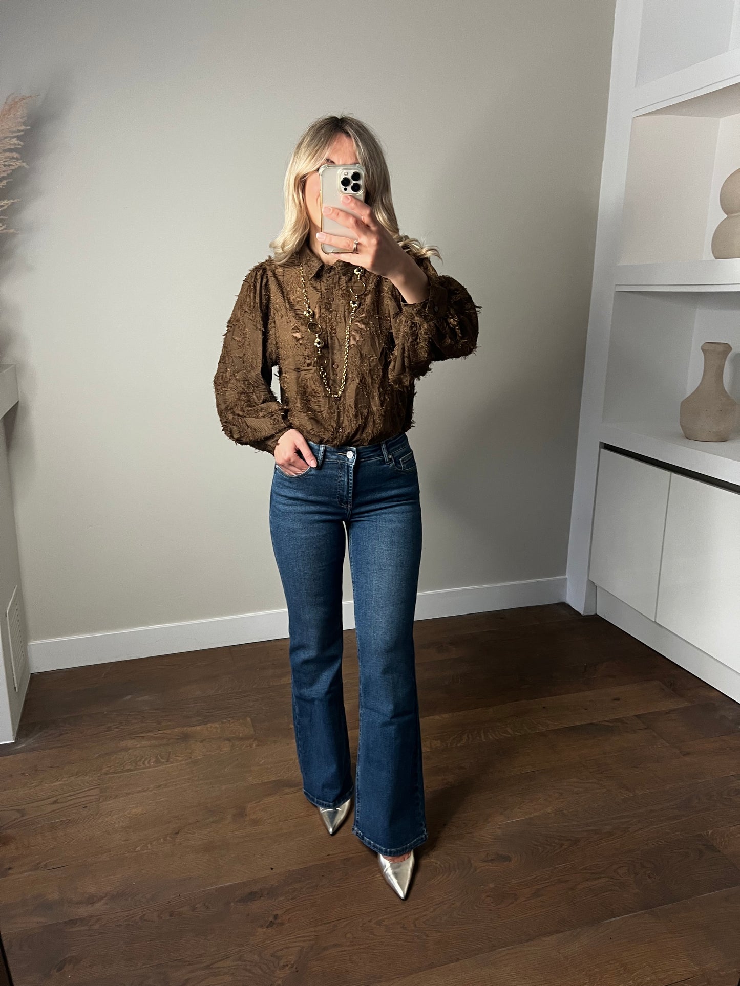 LOD of Love – Bruine Fluffy Blouse met Pofmouwen