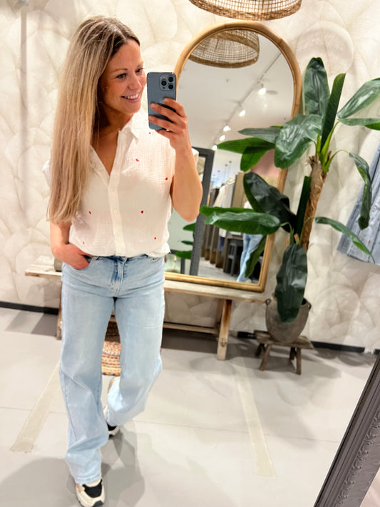 LOD of Love – Witte Blouse met Geborduurde Rode Hartjes en Korte Mouw