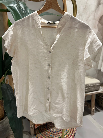 LOD of Love – Gebroken Witte Blouse met Ruffle Mouwen en Knoopsluiting