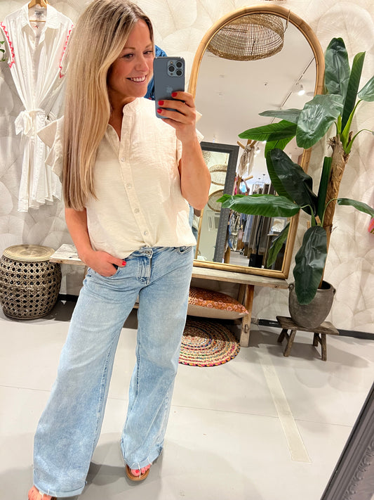 LOD of Love – Gebroken Witte Blouse met Ruffle Mouwen en Knoopsluiting